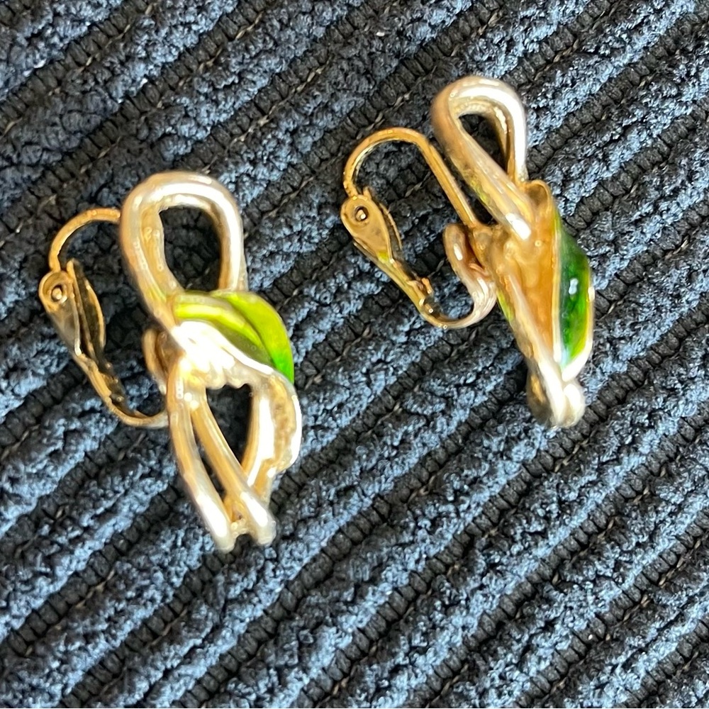 VINTAGE GREEN/GOLD CLIP EARRINGS